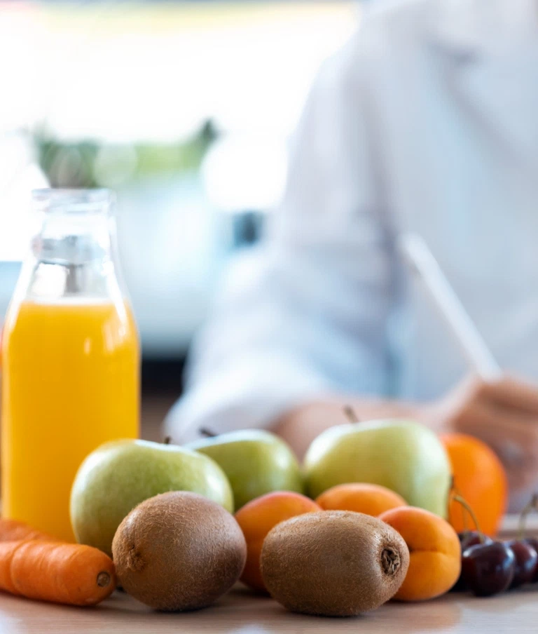 Owoce i sok na biurku lekarki